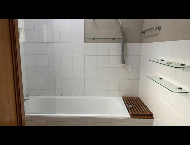 2.5 BEDROOM FLAT TO LET IN ESSENWOOD